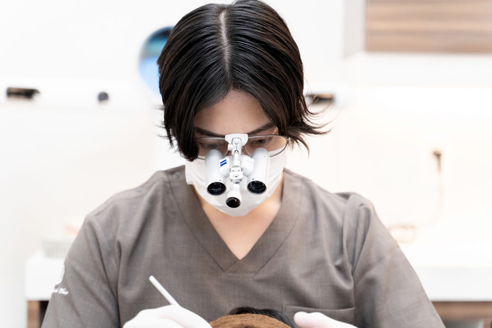 拡大視野下で精密な切削